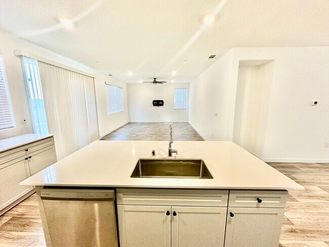 Building Photo - Newly-Built NextGen 5 bed 3.5 bath Lennar ...