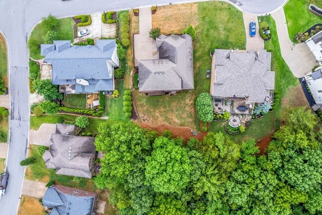 Building Photo - Custom built home in a great location in B...