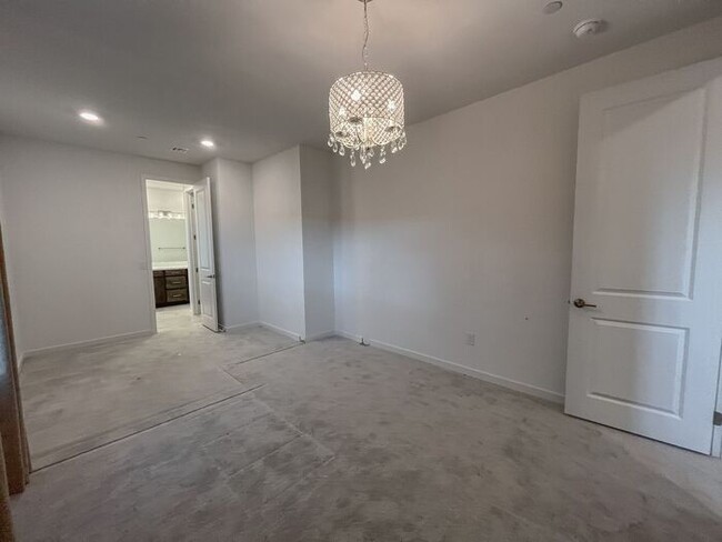 Building Photo - Stunning 4-Bedroom Home in Highly Desirabl...