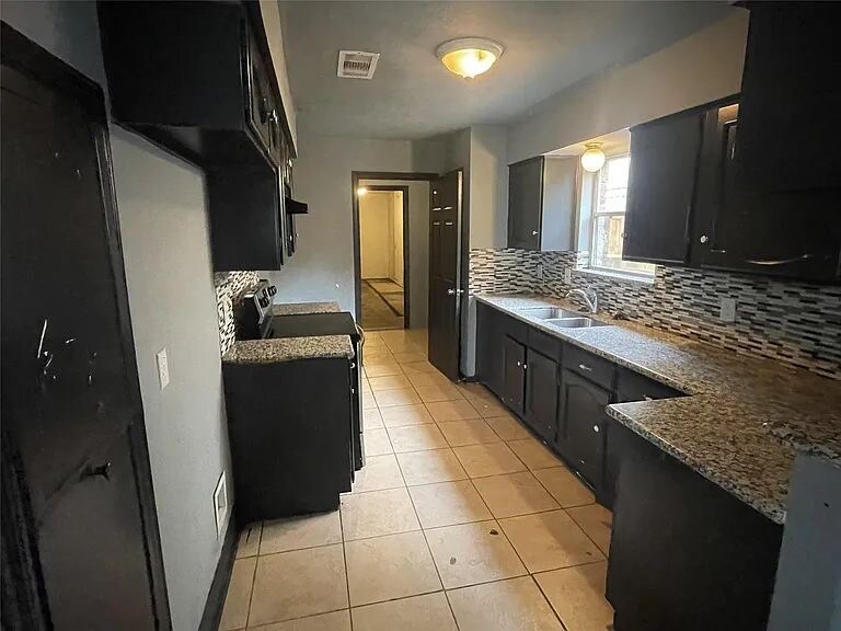 Building Photo - 1947 Yale Ave