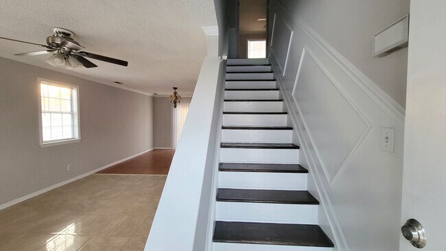 Building Photo - Spacious 3 bedroom house