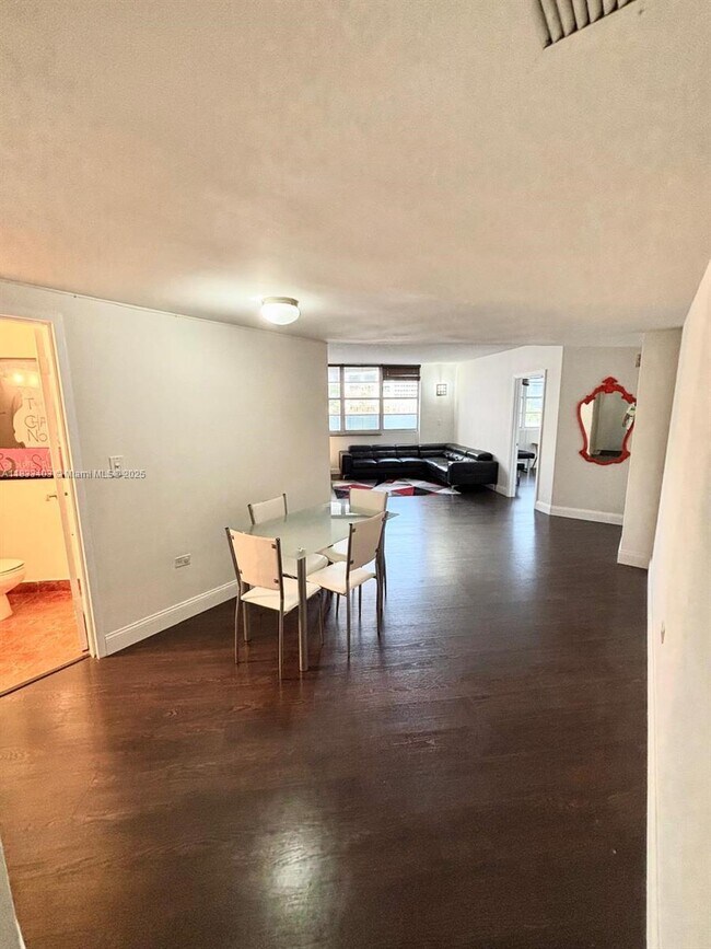Building Photo - 801 Brickell Bay Dr