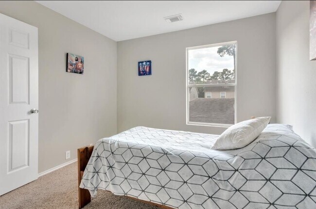 Building Photo - 23843 Single Oak St