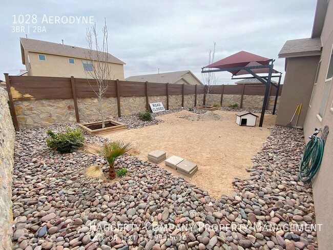 Building Photo - 1028 Aerodyne-
