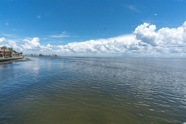 Building Photo - 5810 Bahama Shores Dr S