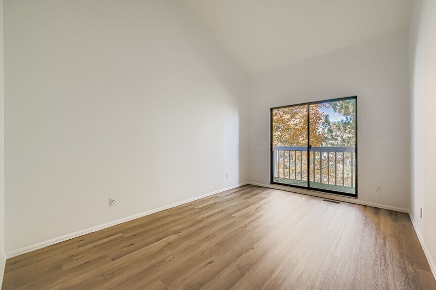 Building Photo - 5056 Buckingham Rd