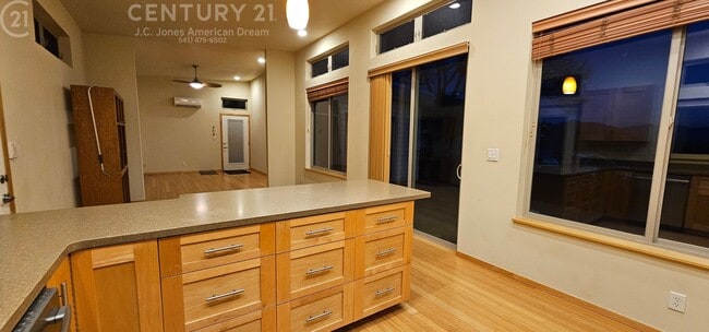 Building Photo - Spectacular Views in the Heart of Applegate Wine Country