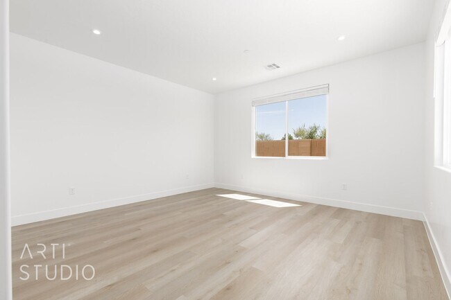 Building Photo - Brand New 3 Bed / 2 Bath Duplex – Modern L...