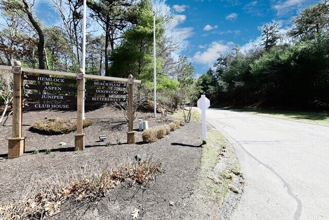 Building Photo - 4 Bittersweet Ln