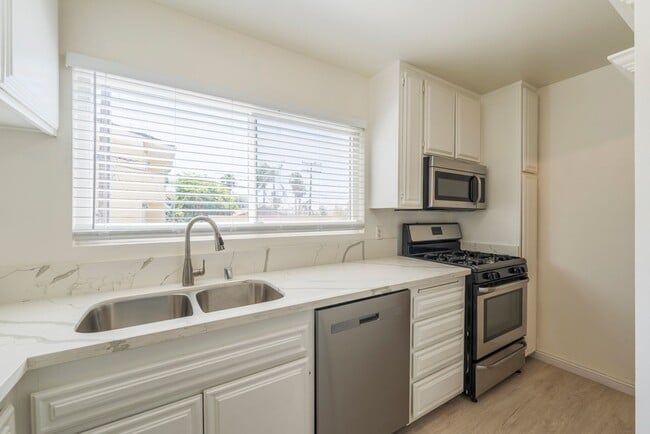 Building Photo - Beautiful remodeled 2 bed 2 bath townhome ...