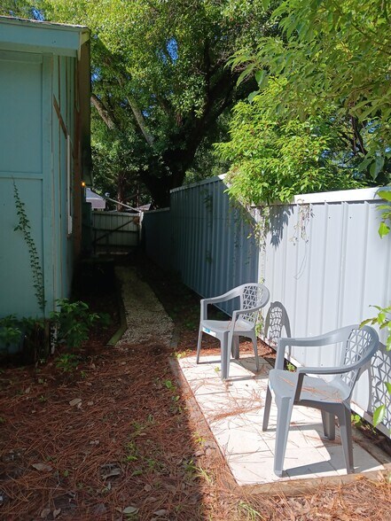 Building Photo - 1208 Alba St