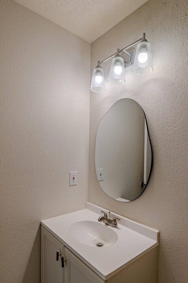 Building Photo - 4031 Cresta Park Ave NW