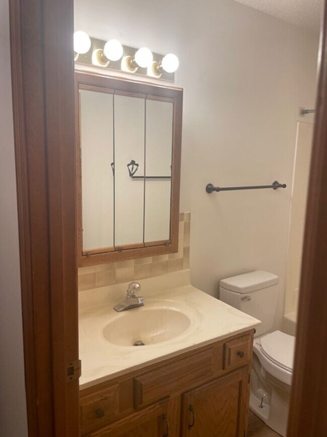 Building Photo - Knoxville 37912 - 2 bedroom 1.5 bath condo - call Howard Grower 865-705-0969