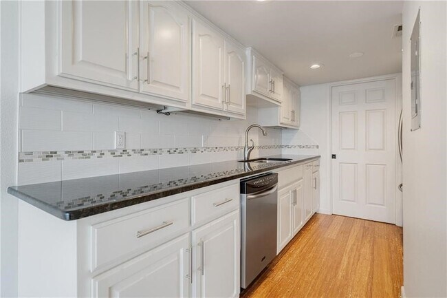 Building Photo - 4334 Ocean Dr