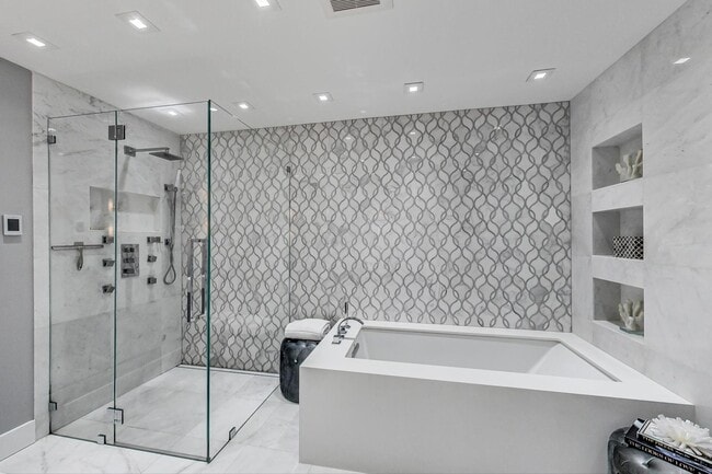 Building Photo - 1150 W Dickens Ave