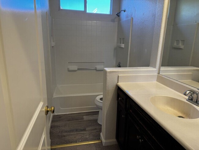 Building Photo - Beautiful and spacious 4 bedroom/ 2.5 bathroom home