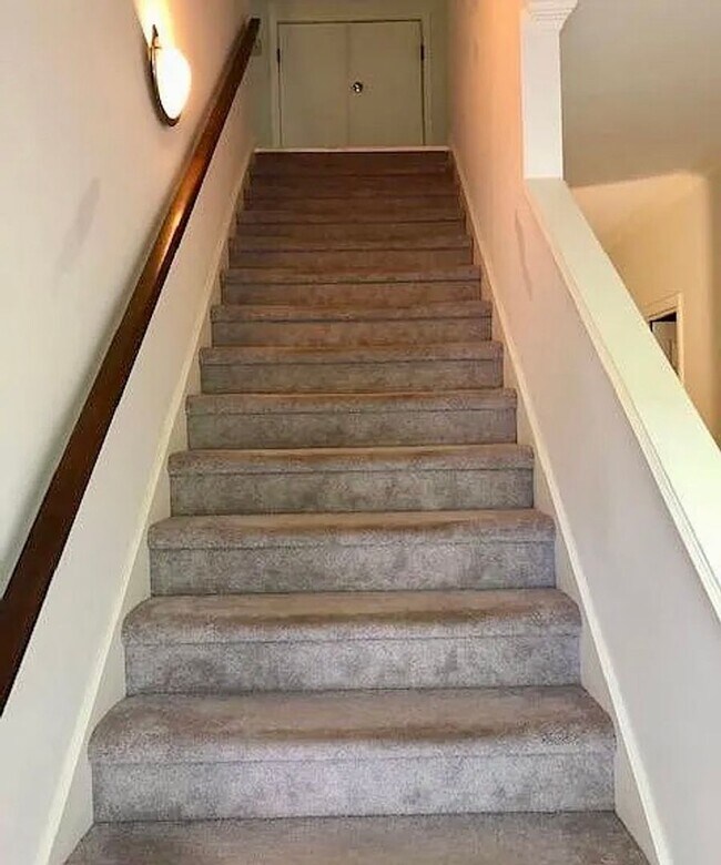 Building Photo - Spacious 3100 sq ft 3 bedroom 2 bath home on over 1.5 acres in Oak Ridge, NC