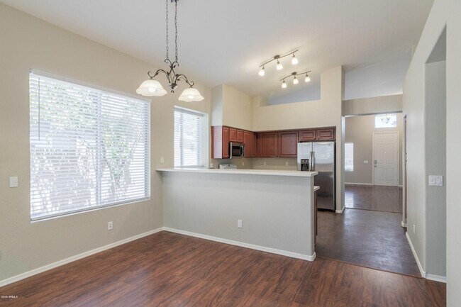 Building Photo - 230 S Pineview Pl