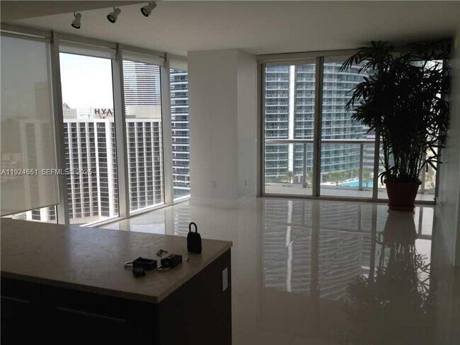 Building Photo - 475 Brickell Ave