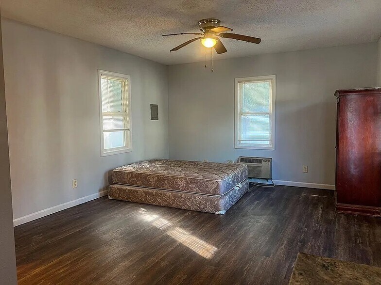 Building Photo - 1405 Beaver Rd