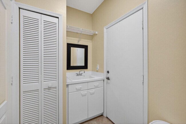 Building Photo - 8400 Heritage Club Dr