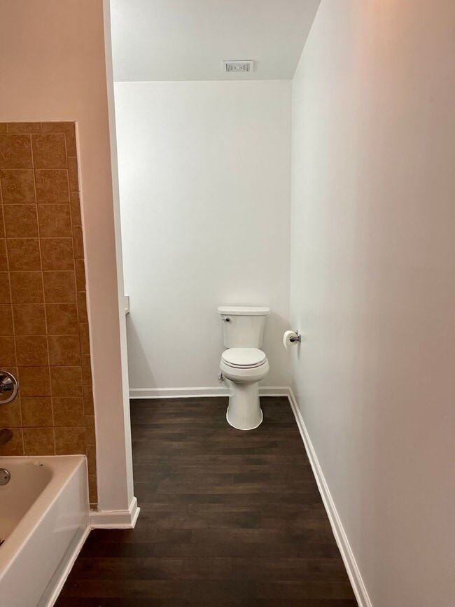 Building Photo - Newly Renovated 3 Bedroom Condo at a GREAT Price!