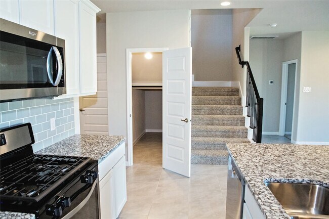 Building Photo - 5615 Cedar Cres Ct