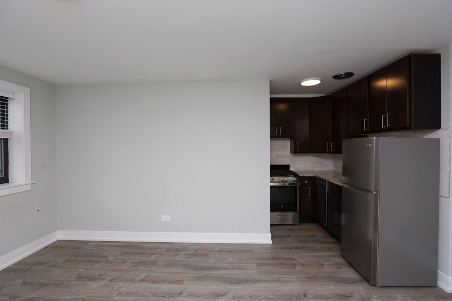 Building Photo - 448 W Barry Ave