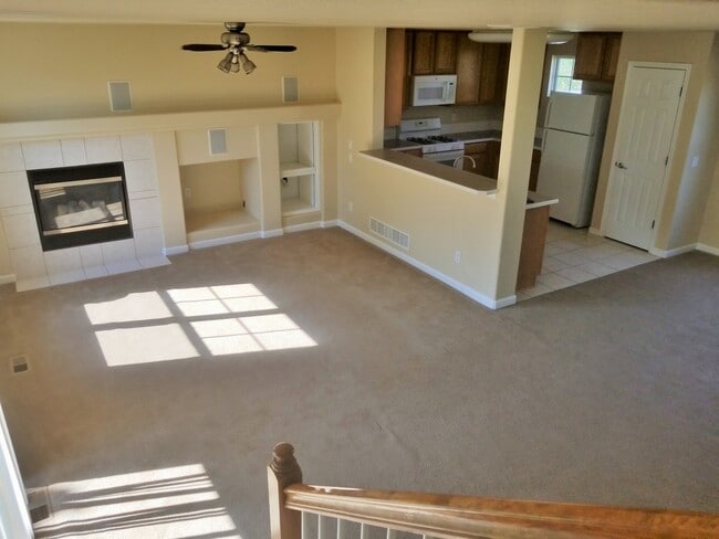 Building Photo - 3 Bedroom, 3.5 Bath End Unit Townhome, 2 C...