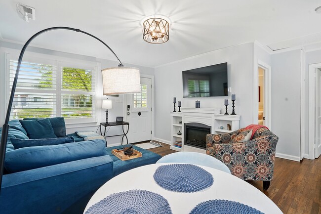 Building Photo - Fully FURNISHED Home, UTILITES included, C...