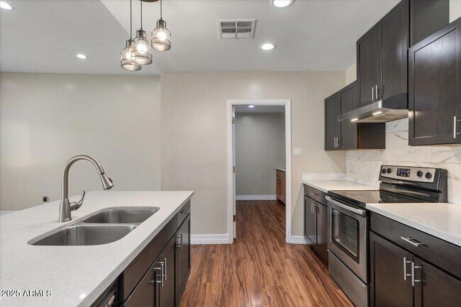 Building Photo - 838 E Belmont Ave
