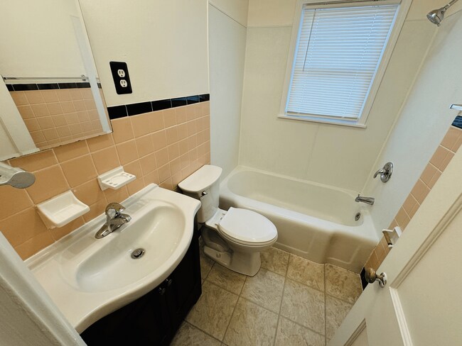 Building Photo - Stunning 2 Bedroom Townhome