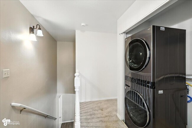 Building Photo - Spacious Palmer Home!