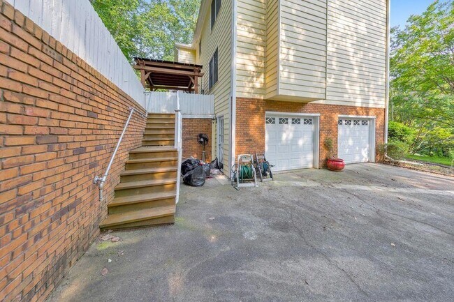 Building Photo - 1502 Rockcrest Way