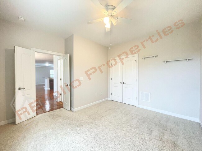 Building Photo - Lovely 5 Bedroom 4 Bathroom Single Family ...