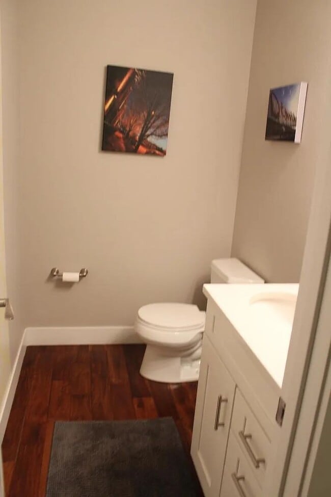 Building Photo - Sleek 3 Bedroom House in Sunnyside!! 6-8 m...