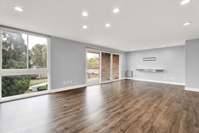 Building Photo - Welcome Home, Newly Remodeled Condo