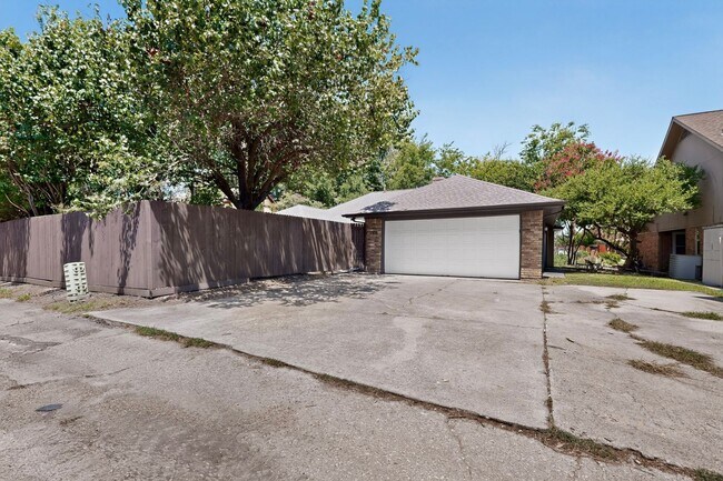 Building Photo - 2308 Chamberlain Dr