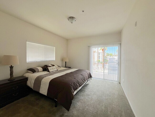 Building Photo - 3550 Bay Sands Dr