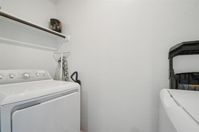 Building Photo - 857 Powell St