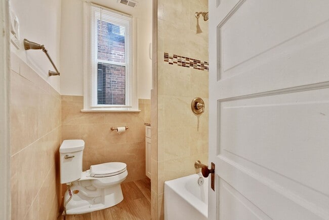 Building Photo - Professionally Managed// 3 Bedroom 2 Bathroom Condo // Kalorama/Dupont Circle// 1 Parking Spot In...