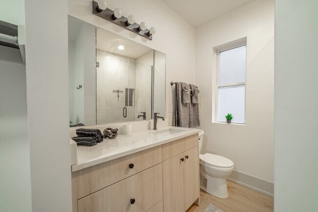 Building Photo - 3546 N Southport Ave