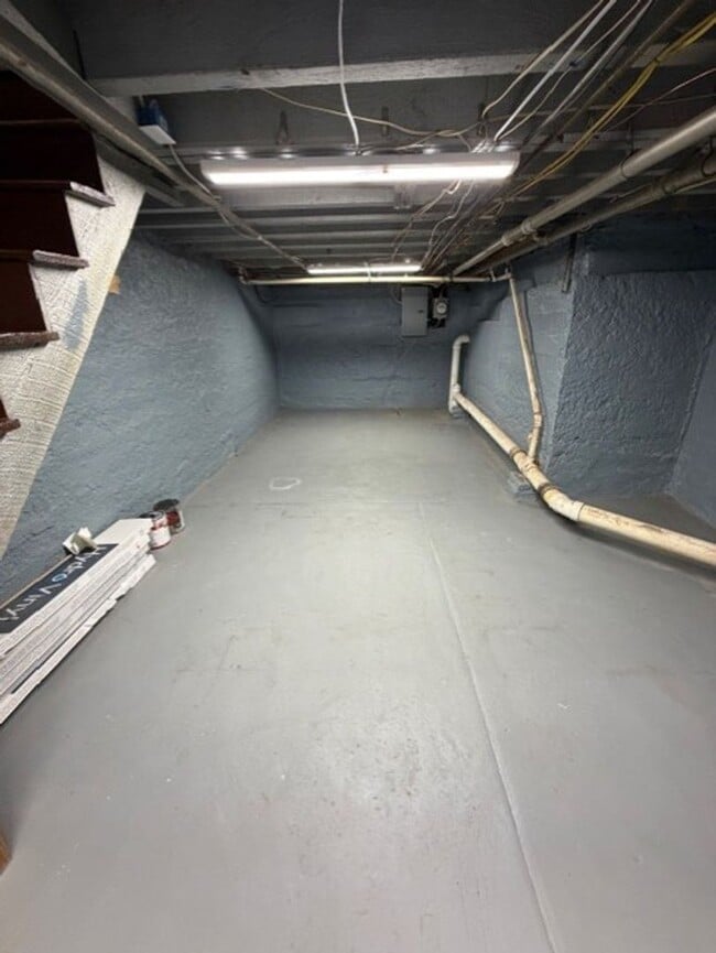 Building Photo - Spacious 3 Bedroom Grays Ferry