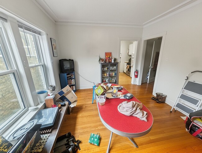 Building Photo - Large 3-bed/1-bath Apartment in the Heart of Rogers Park!