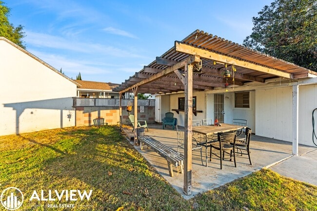 Building Photo - Beautifully Updated 1 Bed/1 Bath Single-Fa...
