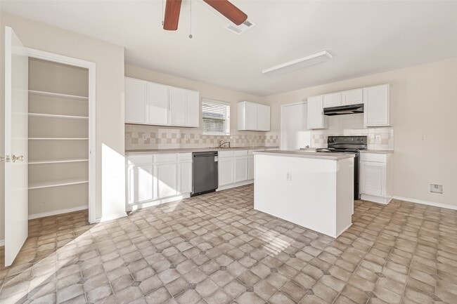 Building Photo - 5719 Clerkenwell Dr