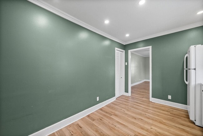 Building Photo - 2 Bedroom Pet Friendly Home For Rent Near Madison Street!