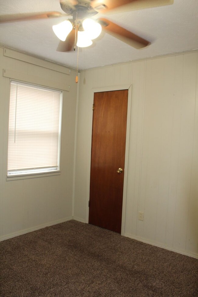 Building Photo - 3 Bed, 1 1/2 bath, 1 Car Garage - Tinker C...