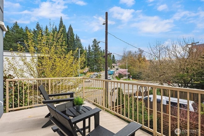 Building Photo - 3bd/2.25Ba Seattle Townhouse