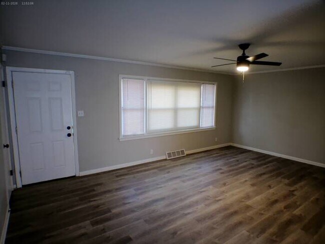 Building Photo - Beautiful 2 bedrooms and 2 baths with vanity located on S Hawthorne Ave in Independence, convenie...